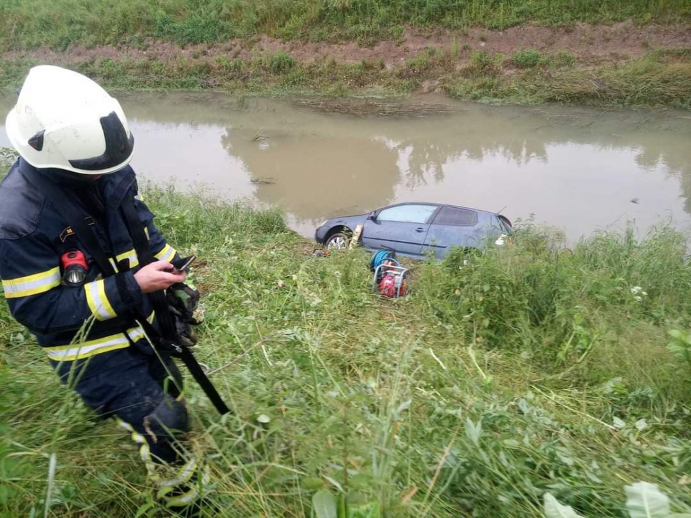 Vozilo Jutros Sletjelo U Lateralni Kanal Vatrogasci Na Terenu