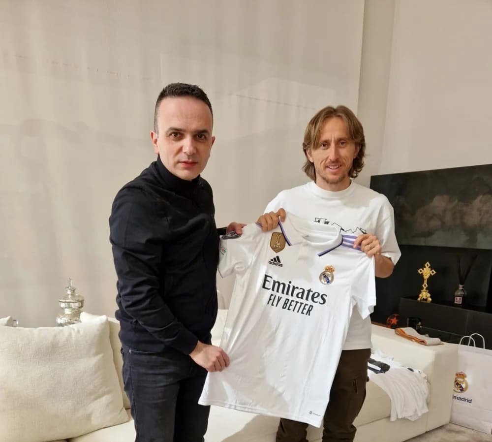 Luka Modrić darovao dres NK Kaptolu