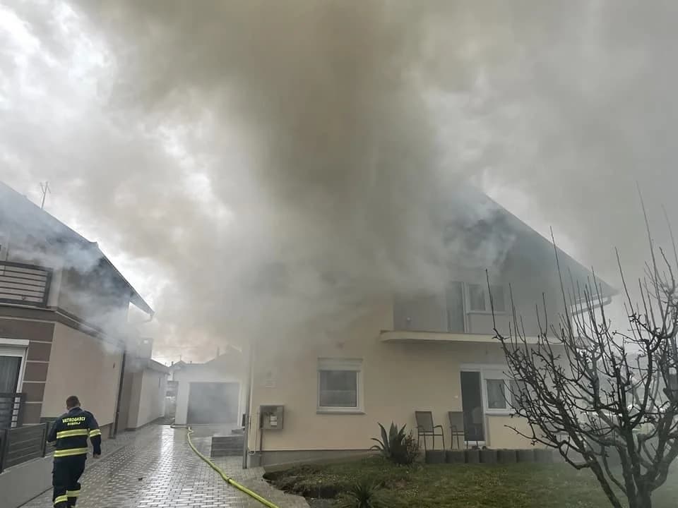 Grom izazvao požar, vatrogasci brzi i učinkoviti