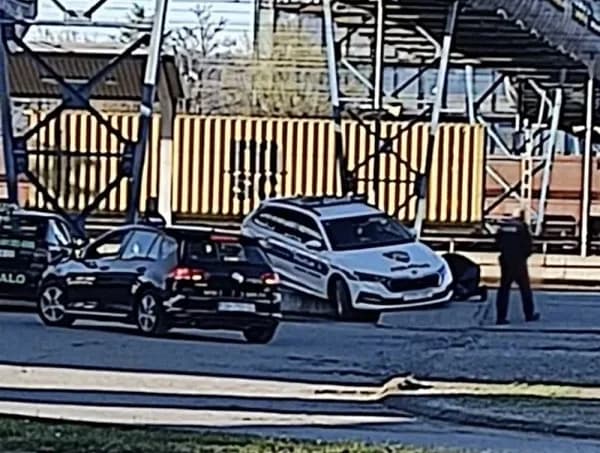 Policija na tračnicama, službenim vozilom zapeli na pruzi u Slavonskom Brodu