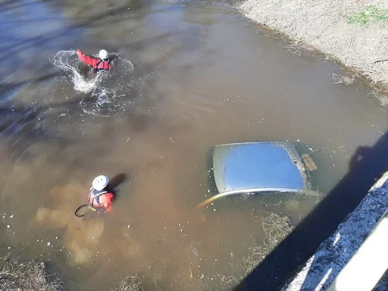Auto sletio u kanal pun vode!
