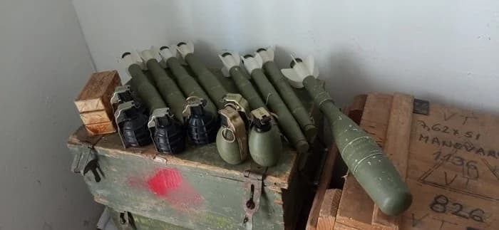 Iz strojnice pucali u zrak, kod jednog pronađen arsenal oružja