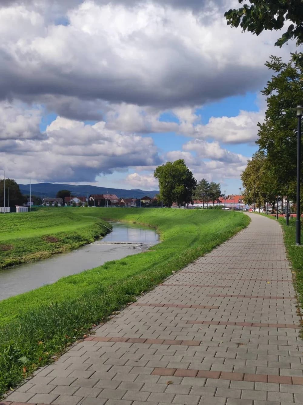 Danas promjenjivo oblačno uz mjestimičnu kišu