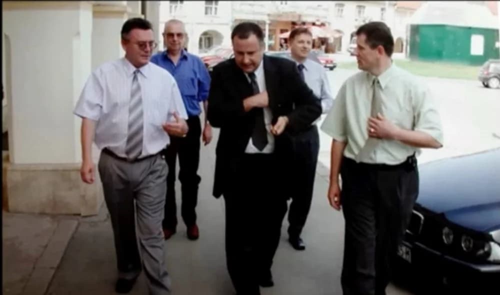 Oficir s ružom i čvrstim stavom