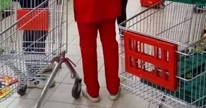 Ova fotka vječni je uskrsni hit. Prodavačica je na leđima napisala urnebesnu obavijest