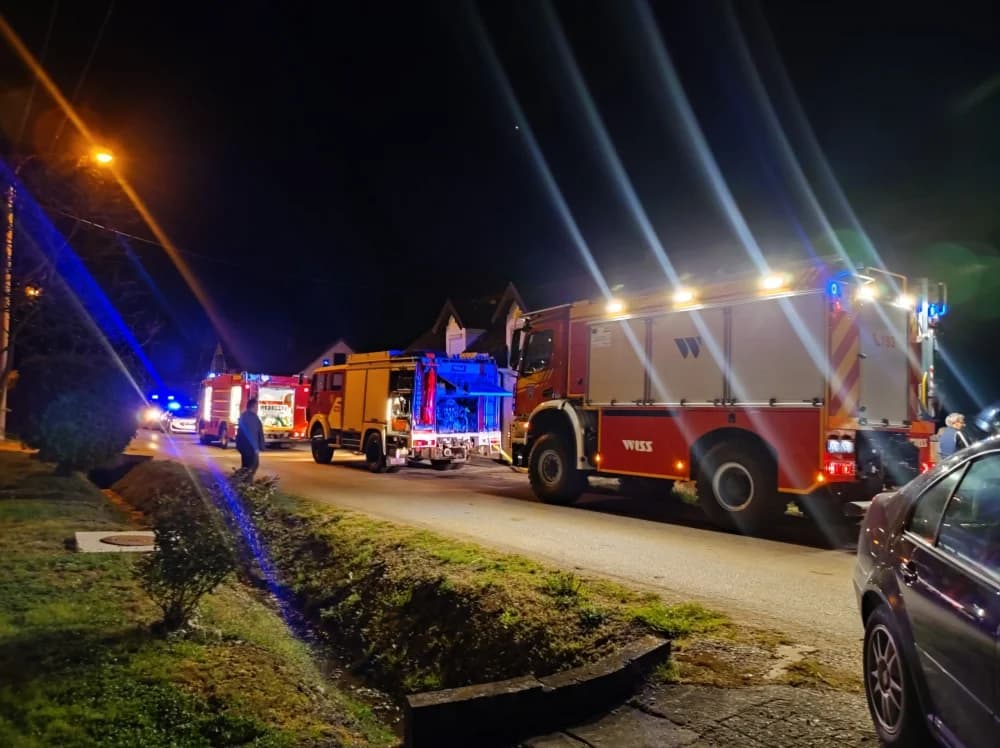 UPRAVO: Vatrena buktinja zahvatila dvorišnu zgradu u Brodskom Drenovcu