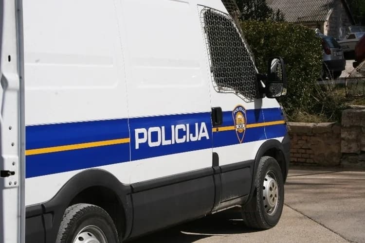 Parkirao na mjestu za invalide, na kombi zaljepio bilježja od tijela državne uprave