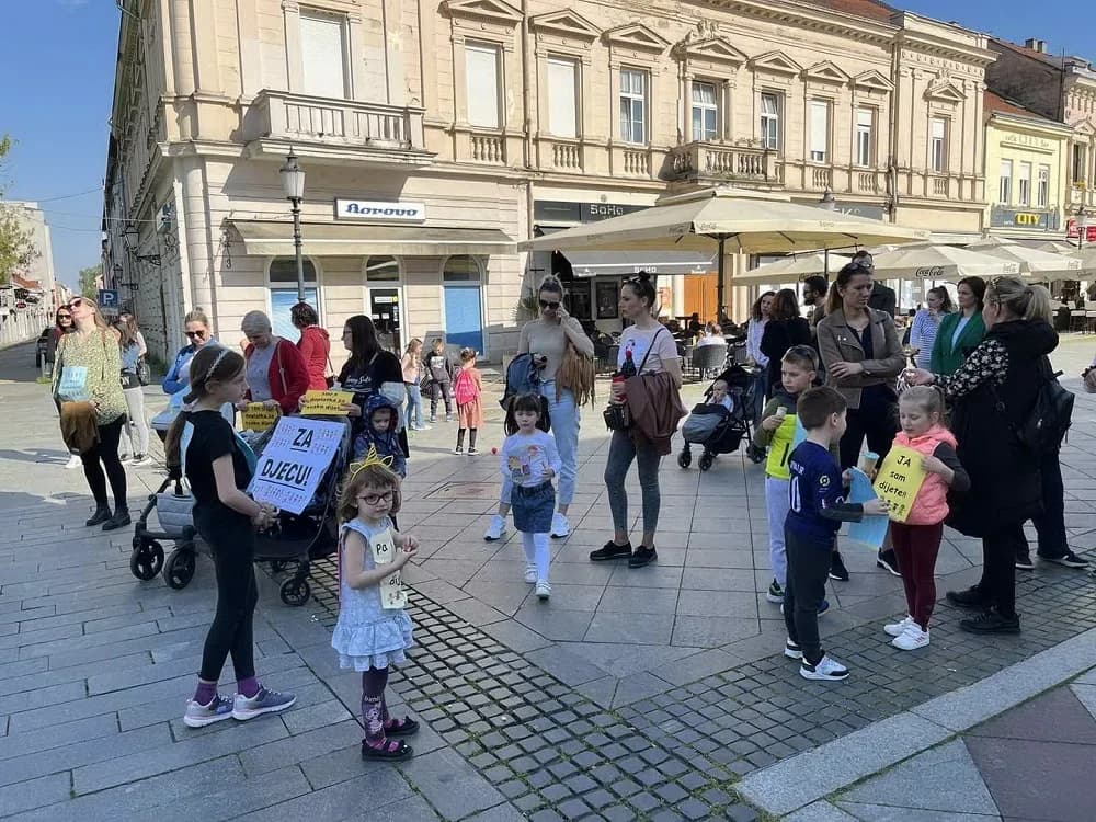 U Slavonskom Brodu održan mirni prosvjed za dječji doplatak svakom djetetu