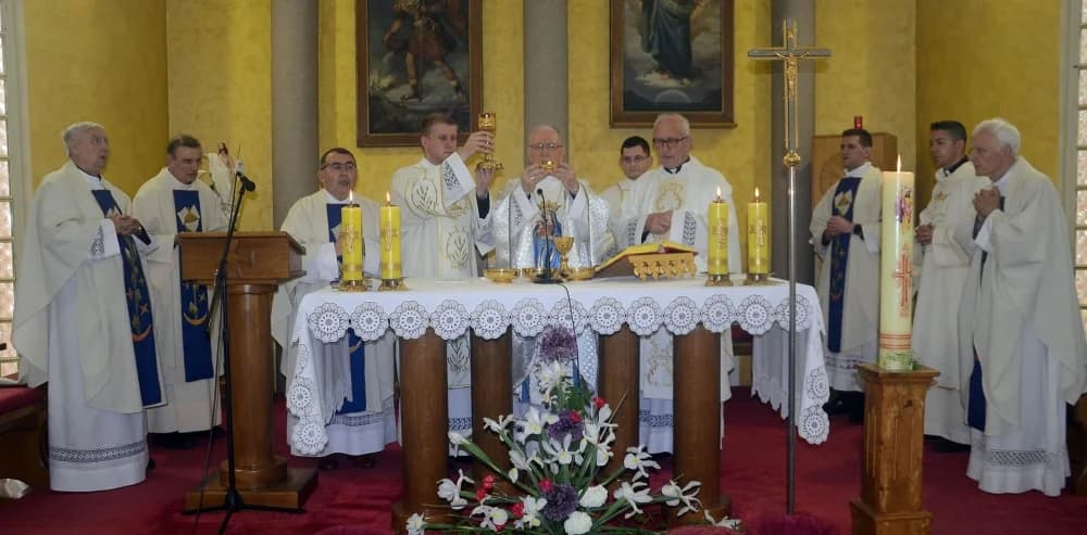 Biskup Škvorčević predvodio hodočasničko slavlje u svetištu Gospe Brze Pomoći u Slavonskom Brodu