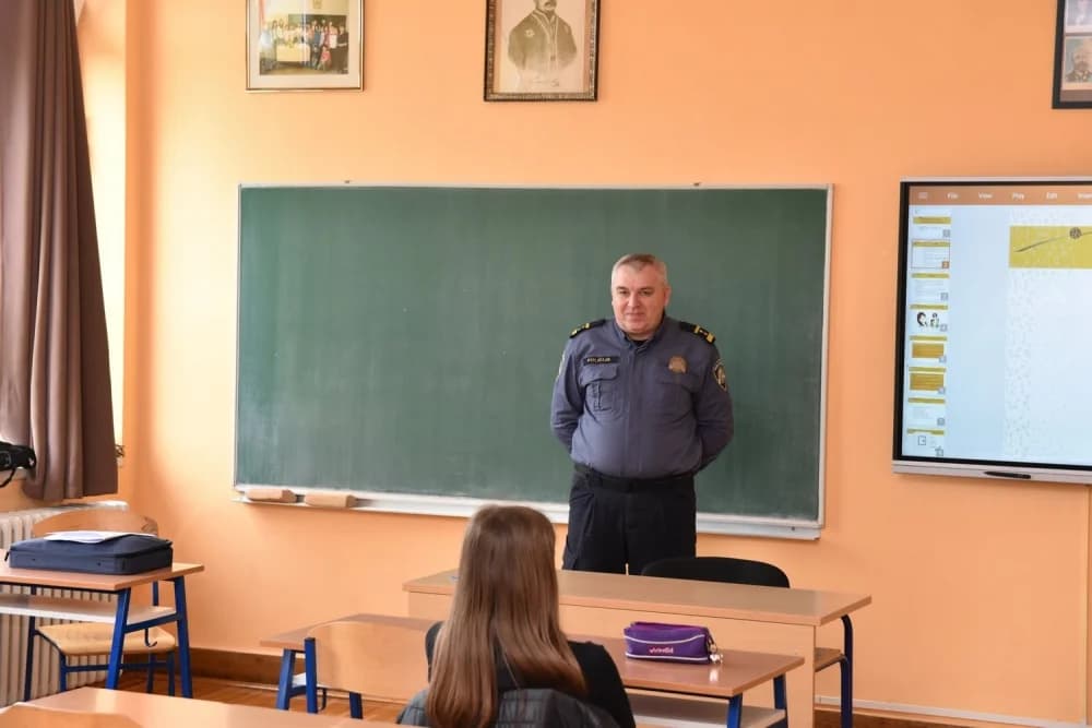Djelatnici MUP-a i Obiteljskog centra održali radionicu za učenike 8. razreda
