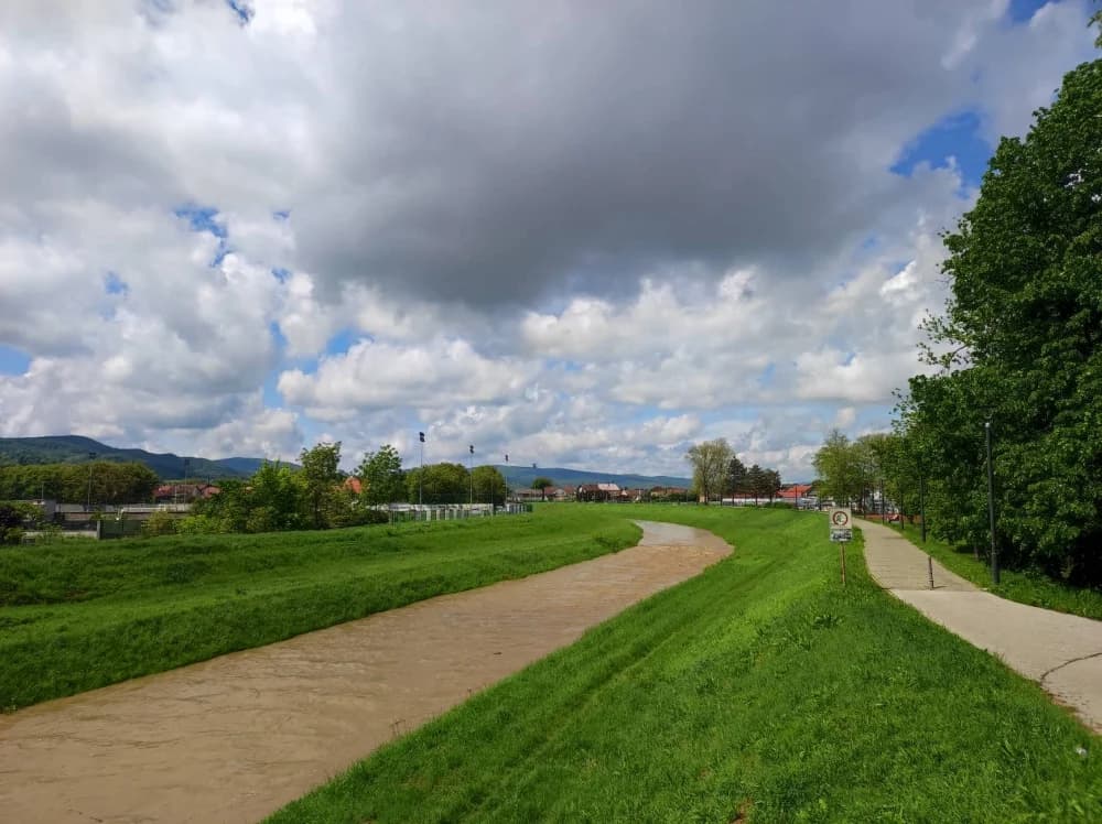 Danas promjenjivo oblačno s povremenom kišom praćenom grmljavinom