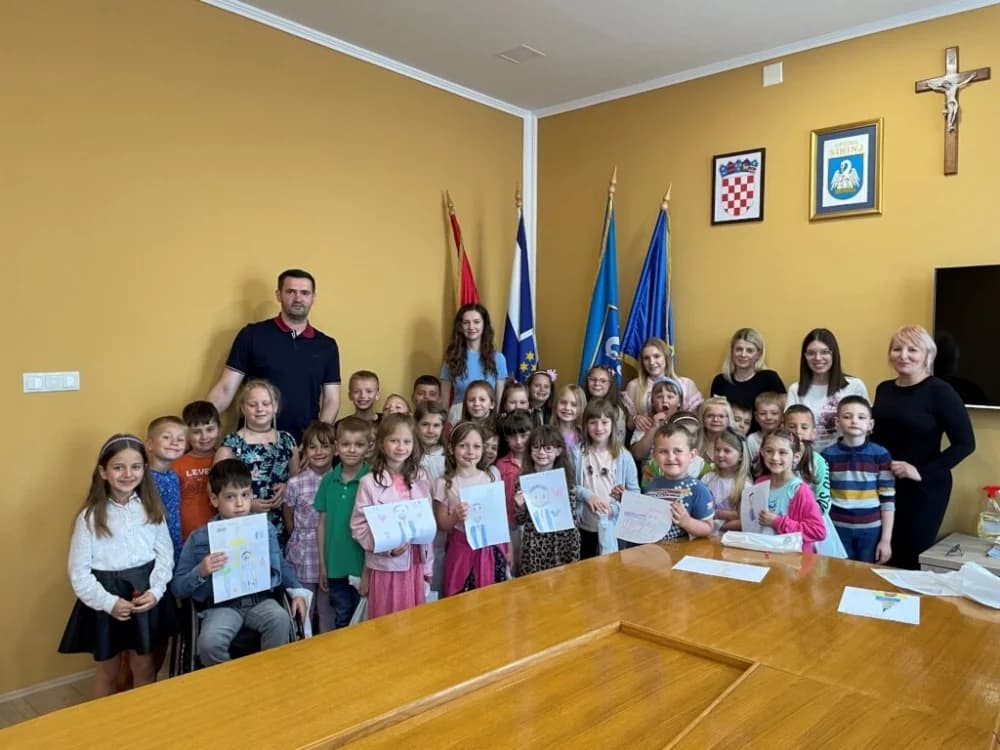 Predškolci posjetili načelnika: On im priredio poklone