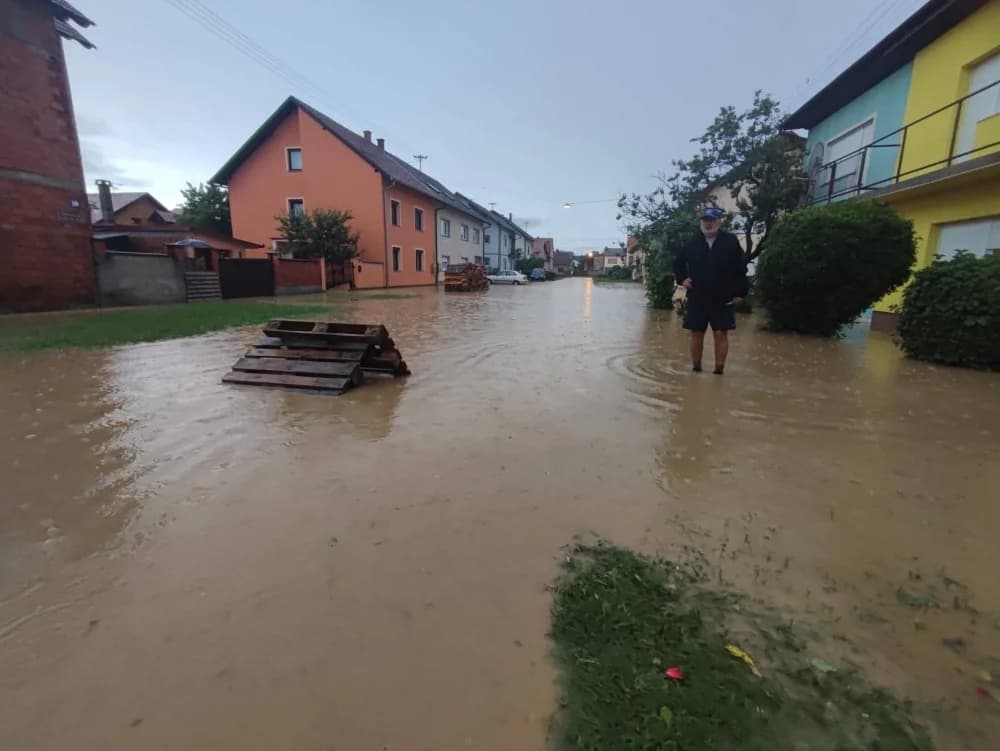 POPLAVA NA SAJMIŠTU: ’ Očajni smo, voda nam ulazi u kuće’