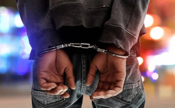 Policija privela brodskog nastavnika kojeg su učenice optužile da ih je dirao i slao im poruke