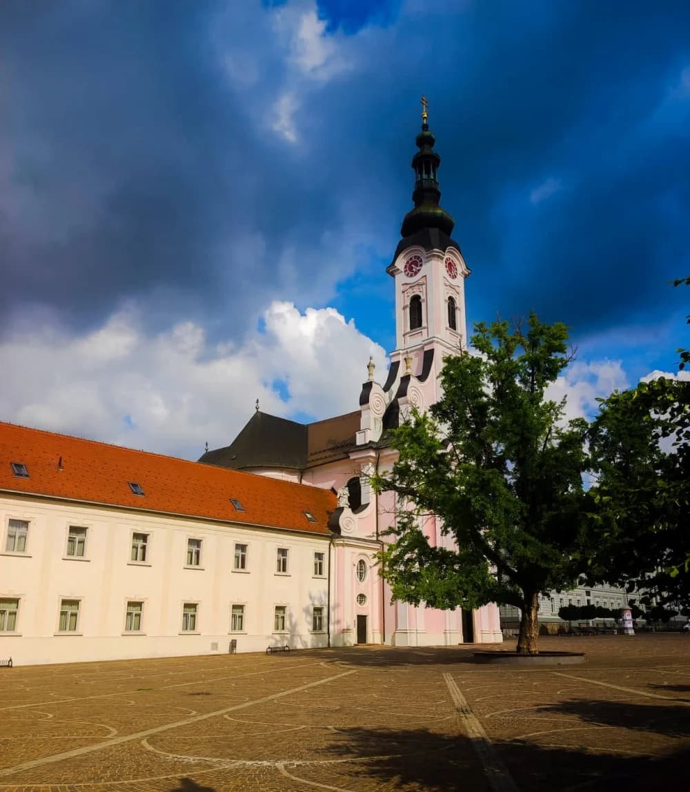 Danas pretežno oblačno uz mjestimičnu kišu