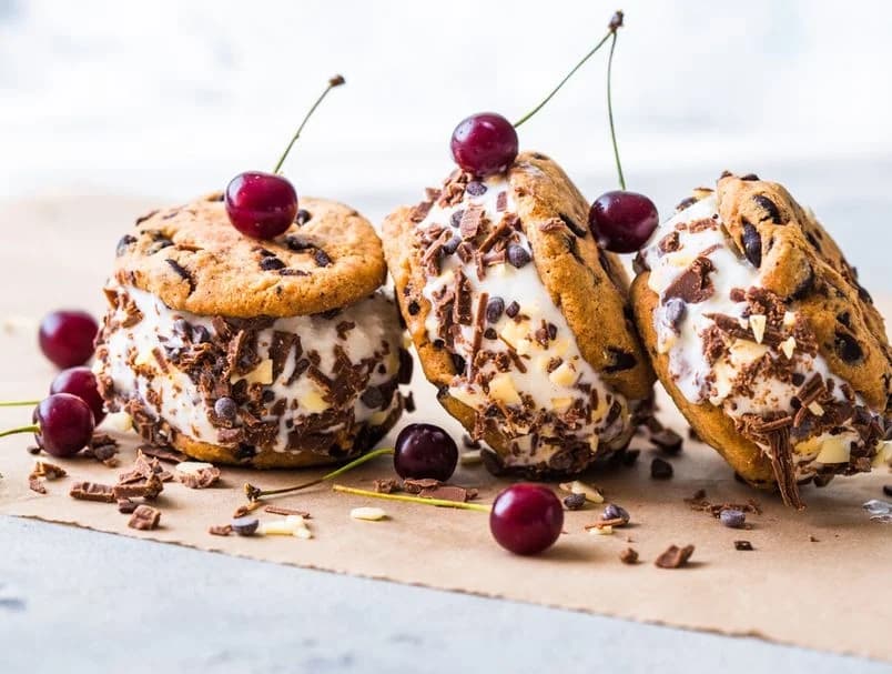 Recept za divnu slasticu od čokolade, višanja i šlaga