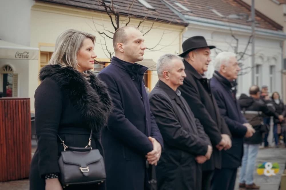 Urnebesno: Pogledajte nakičeni životopis pročelnice Petrović, zapisnici ju oštro demantiraju