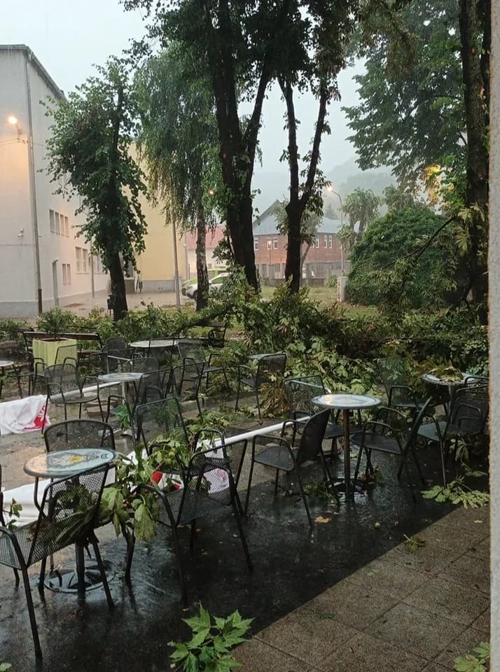 Nevrijeme nije poštedjelo ni Fakultet u Požegi. Oštećen krov i park
