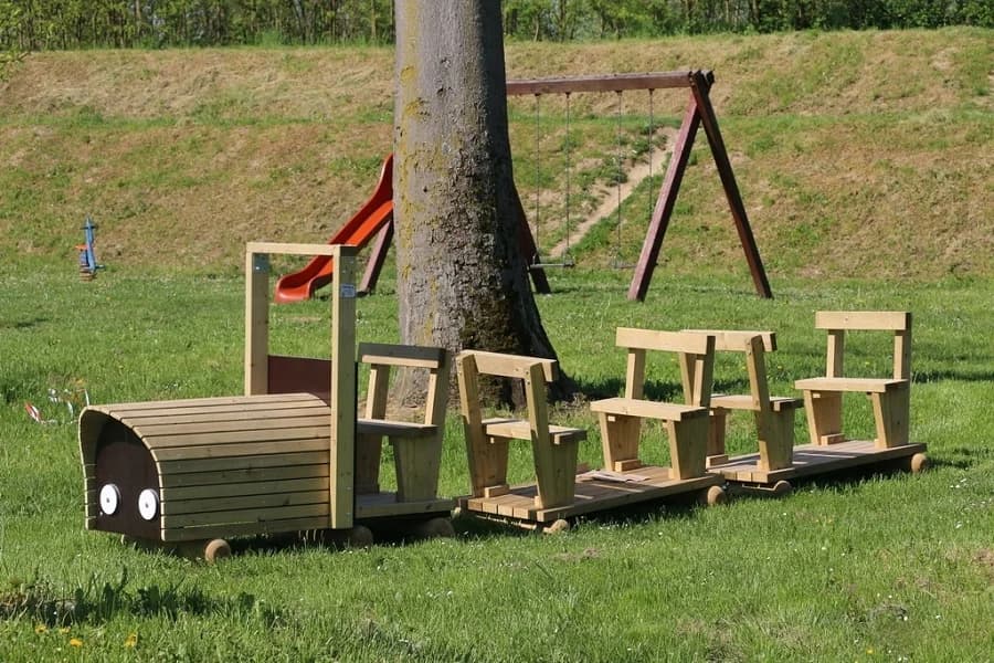 Započelo postavljanje novih igrala na dječjim igralištima