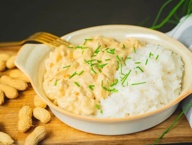 Slano i sočno: Recept za meku piletinu okupanu u jednostavnom umaku od kikirikija