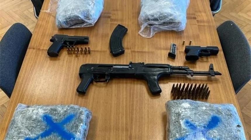 Muškarac na granični prijelaz u Sl.Brod stigao naoružan s puškom, dva pištolja te većom količinom droge