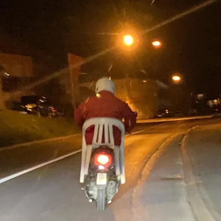 Urnebesno ili opasno? Požežanin se na skuteru vozio na plastičnoj stolici