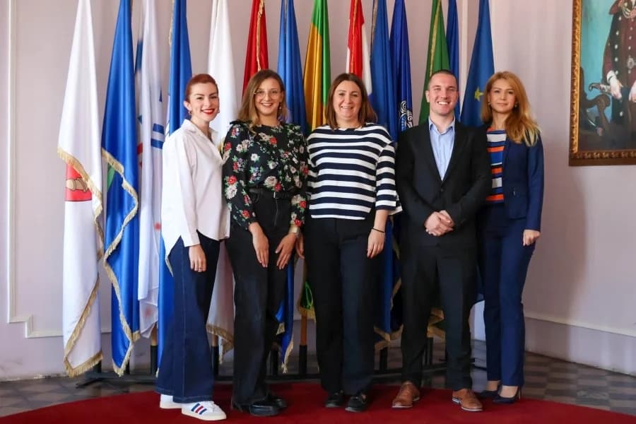Dora, Gabriela i Karlo