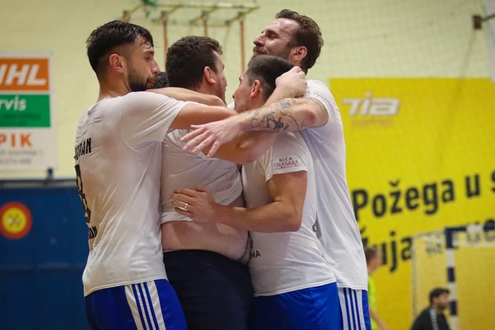 FOTOGALERIJA: Finale 32. Božićnog malonogometnog turnira u Požegi