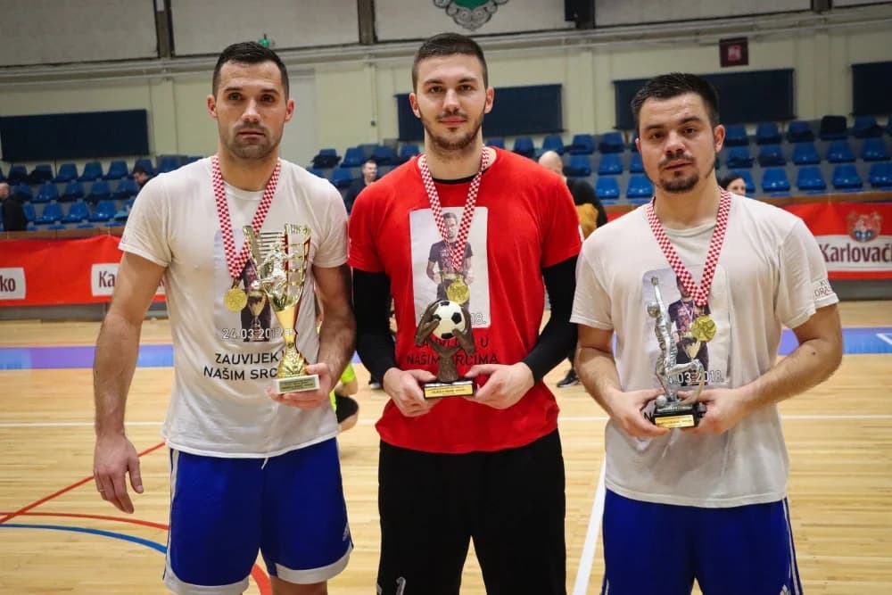 FOTOGALERIJA: Finale 32. Božićnog malonogometnog turnira u Požegi