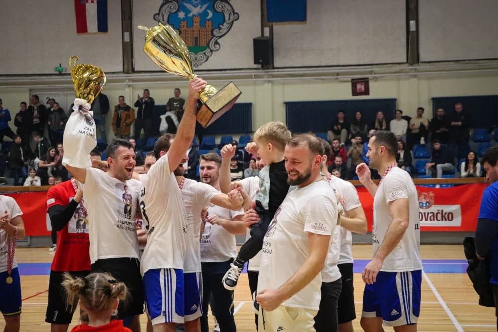 FOTOGALERIJA: Finale 32. Božićnog malonogometnog turnira u Požegi