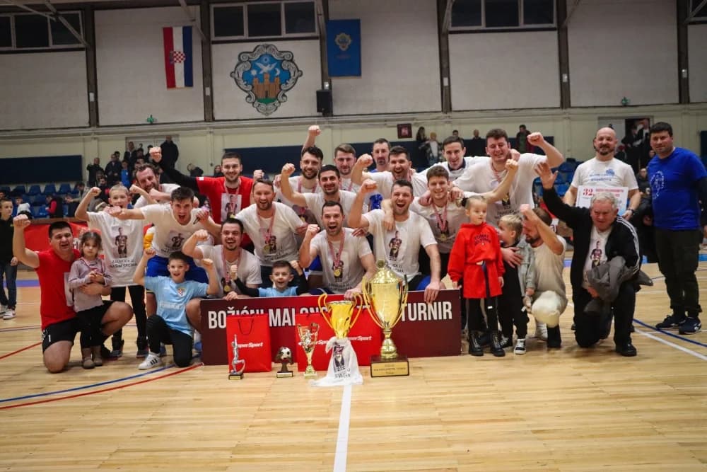 FOTOGALERIJA: Finale 32. Božićnog malonogometnog turnira u Požegi