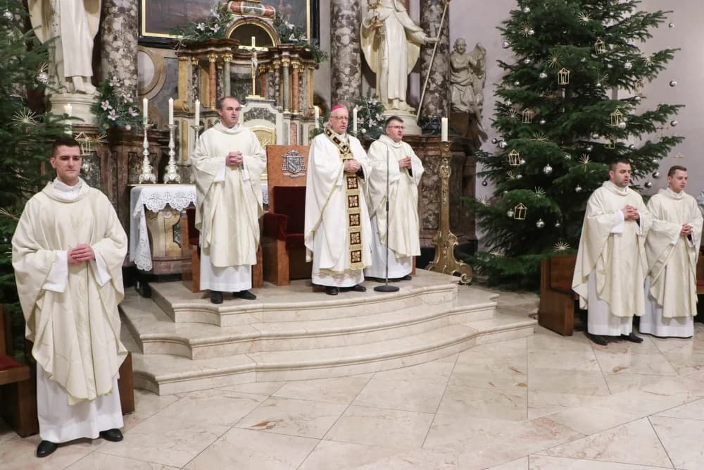 Na blagdan krštenja Gospodinova biskup u požeškoj Katedrali krstio Šimuna i Melanie