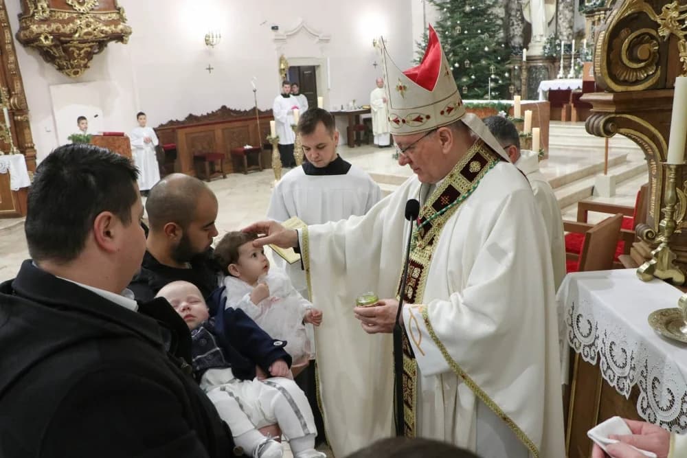 Na blagdan krštenja Gospodinova biskup u požeškoj Katedrali krstio Šimuna i Melanie