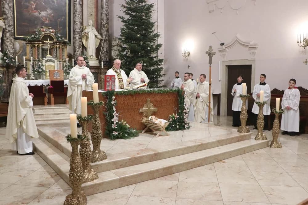 Na blagdan krštenja Gospodinova biskup u požeškoj Katedrali krstio Šimuna i Melanie