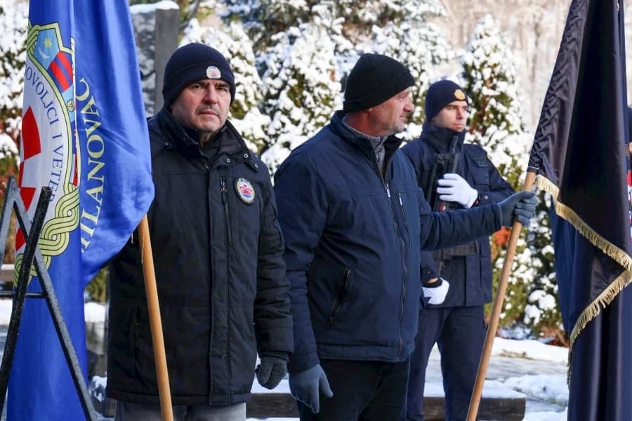 Sjećanje na tragične događaje: Odana počast poginulim hrvatskim braniteljima u Brusniku i Pakracu
