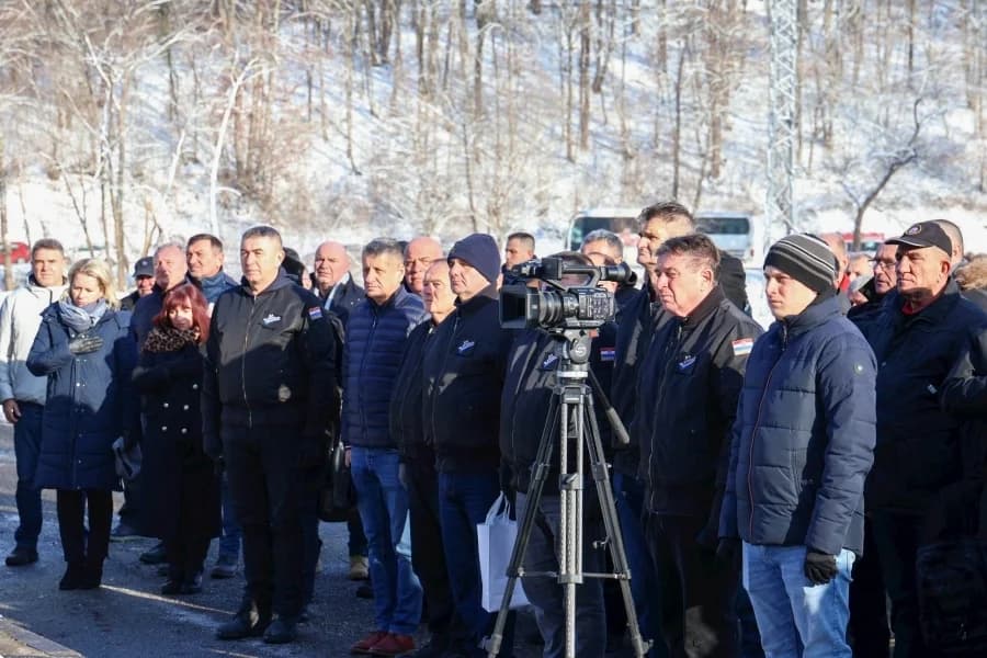 Sjećanje na tragične događaje: Odana počast poginulim hrvatskim braniteljima u Brusniku i Pakracu