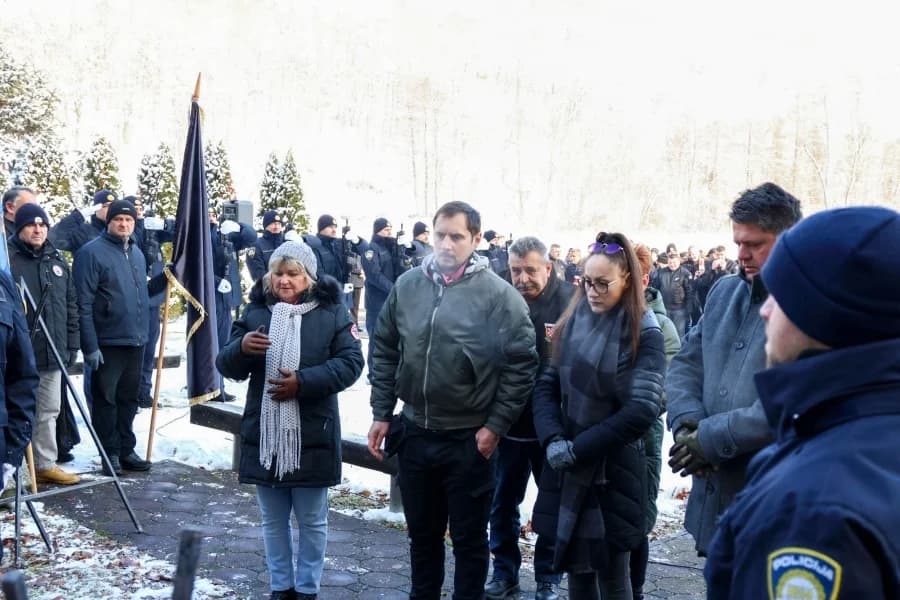 Sjećanje na tragične događaje: Odana počast poginulim hrvatskim braniteljima u Brusniku i Pakracu