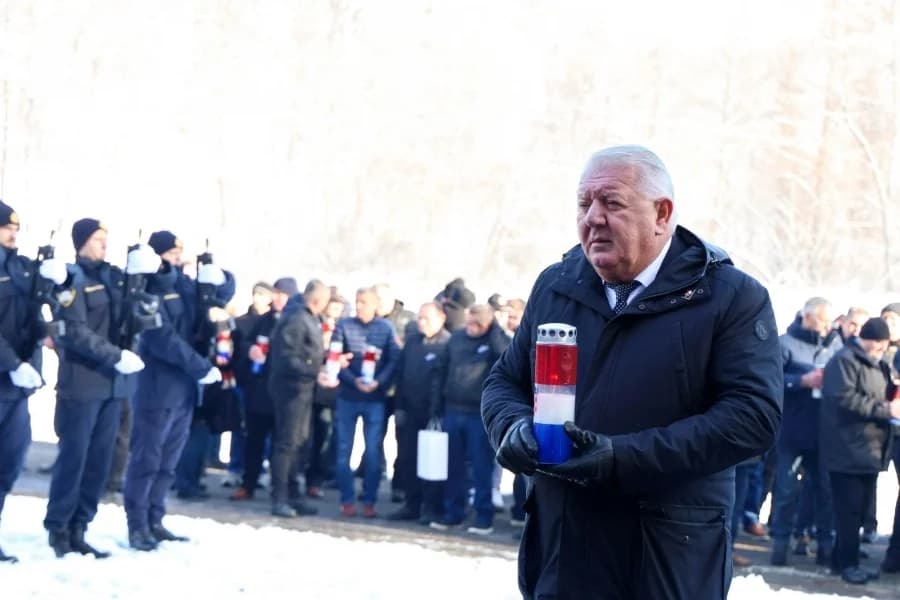 Sjećanje na tragične događaje: Odana počast poginulim hrvatskim braniteljima u Brusniku i Pakracu