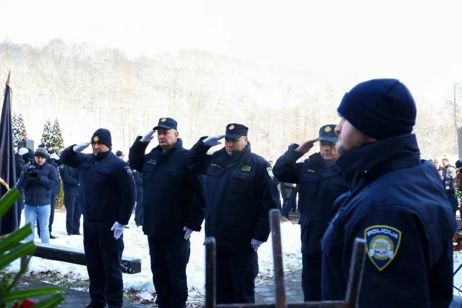 Sjećanje na tragične događaje: Odana počast poginulim hrvatskim braniteljima u Brusniku i Pakracu