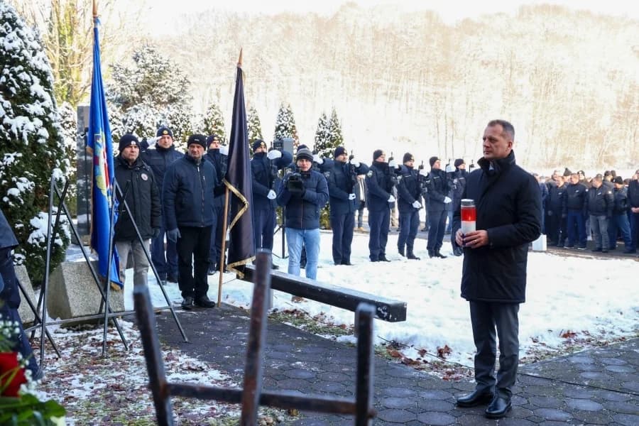 Sjećanje na tragične događaje: Odana počast poginulim hrvatskim braniteljima u Brusniku i Pakracu