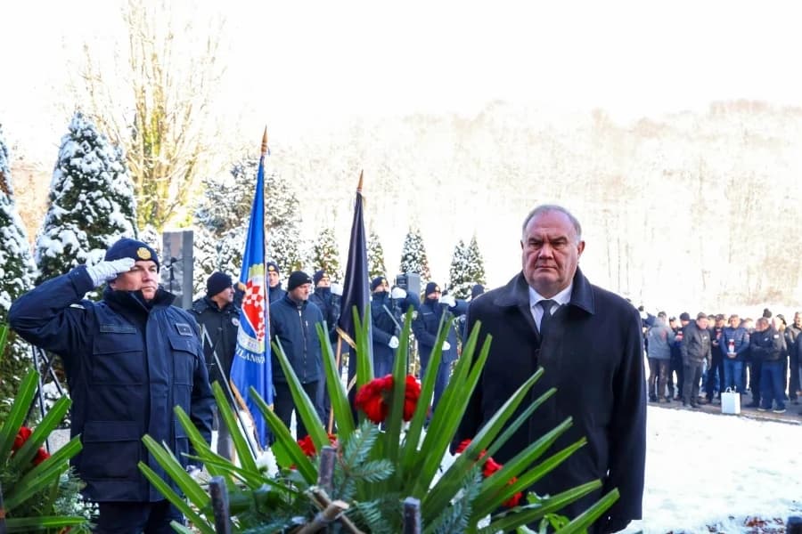 Sjećanje na tragične događaje: Odana počast poginulim hrvatskim braniteljima u Brusniku i Pakracu