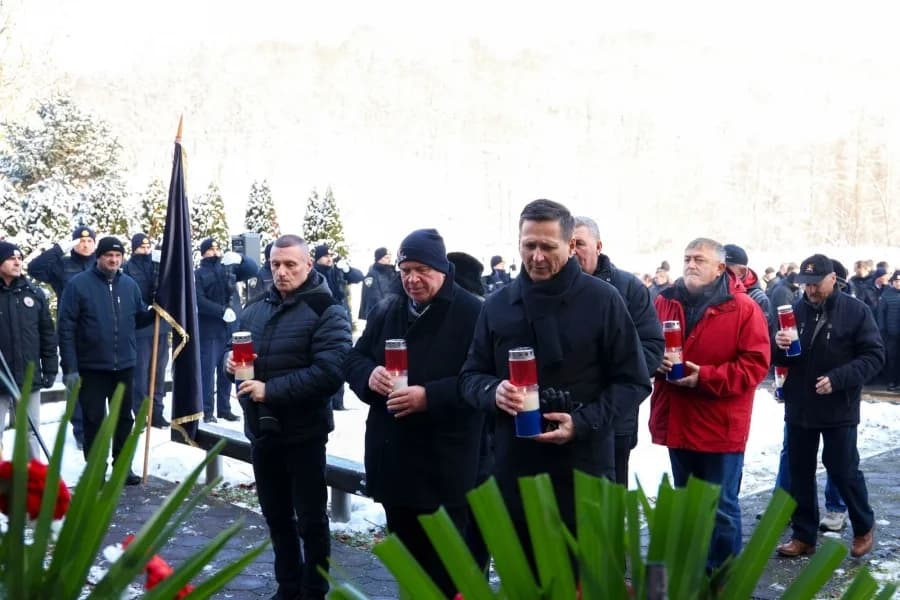 Sjećanje na tragične događaje: Odana počast poginulim hrvatskim braniteljima u Brusniku i Pakracu