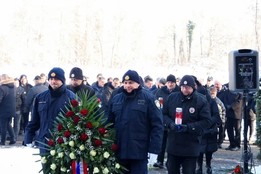 Sjećanje na tragične događaje: Odana počast poginulim hrvatskim braniteljima u Brusniku i Pakracu
