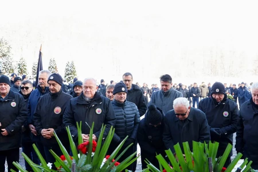 Sjećanje na tragične događaje: Odana počast poginulim hrvatskim braniteljima u Brusniku i Pakracu