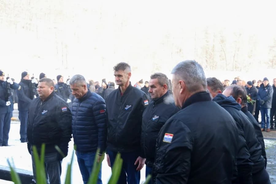 Sjećanje na tragične događaje: Odana počast poginulim hrvatskim braniteljima u Brusniku i Pakracu
