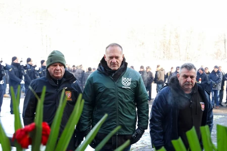 Sjećanje na tragične događaje: Odana počast poginulim hrvatskim braniteljima u Brusniku i Pakracu