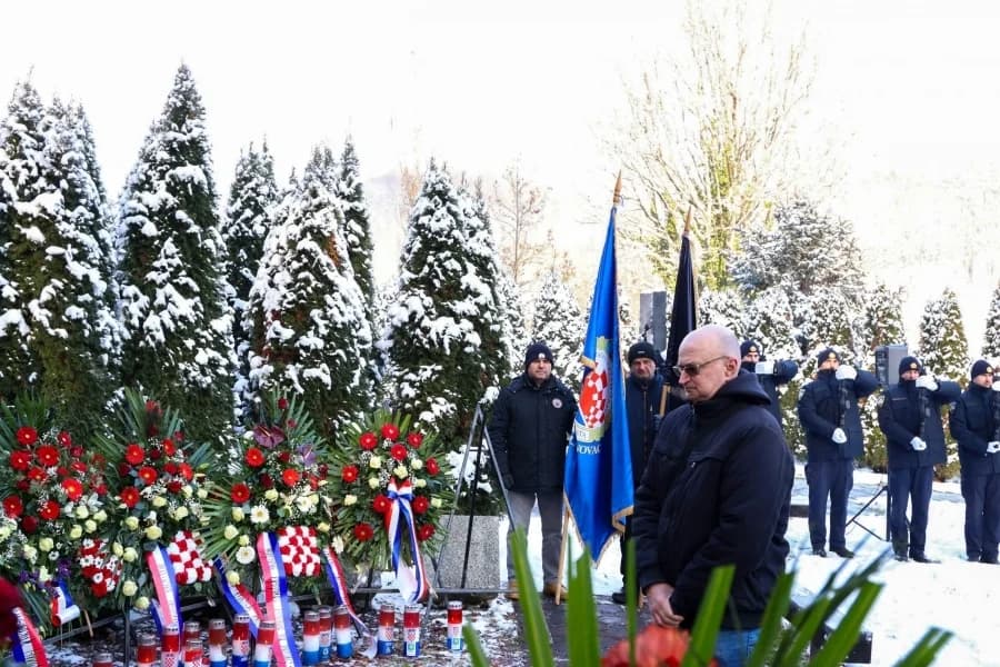 Sjećanje na tragične događaje: Odana počast poginulim hrvatskim braniteljima u Brusniku i Pakracu