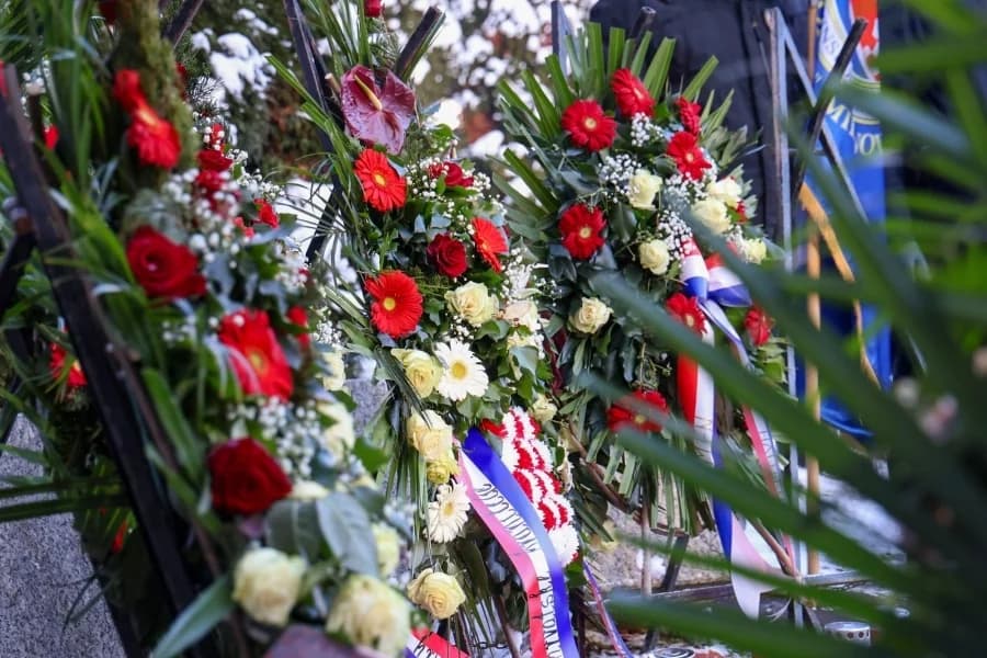 Sjećanje na tragične događaje: Odana počast poginulim hrvatskim braniteljima u Brusniku i Pakracu