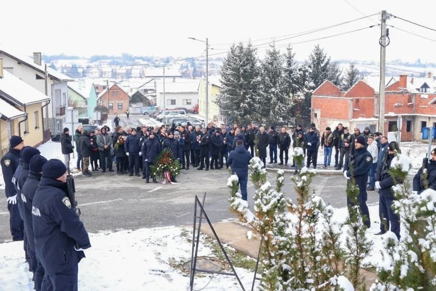 Sjećanje na tragične događaje: Odana počast poginulim hrvatskim braniteljima u Brusniku i Pakracu