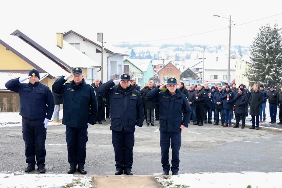 Sjećanje na tragične događaje: Odana počast poginulim hrvatskim braniteljima u Brusniku i Pakracu